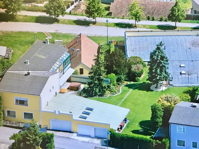 Ruhiger Familiensitz mit Fernblick, ebenem Garten und drei Garagen Nähe TULLN - Bild