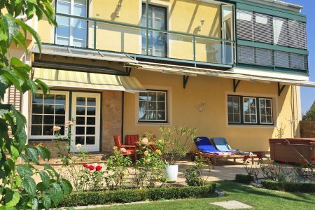 Ruhiger Familiensitz mit Fernblick, ebenem Garten und drei Garagen Nähe TULLN