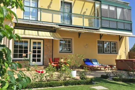 Ruhiger Familiensitz mit Fernblick, ebenem Garten und drei Garagen Nähe TULLN