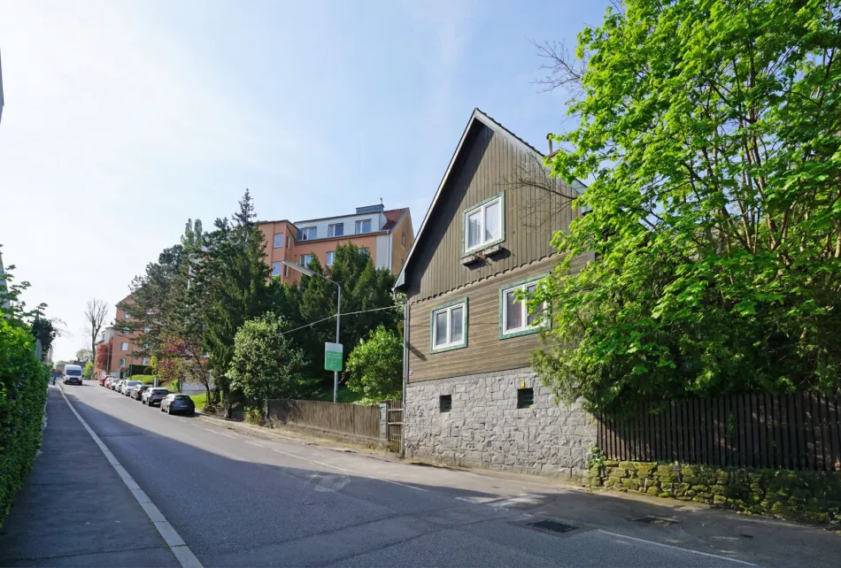 straßenseitige Liegenschaftsansicht