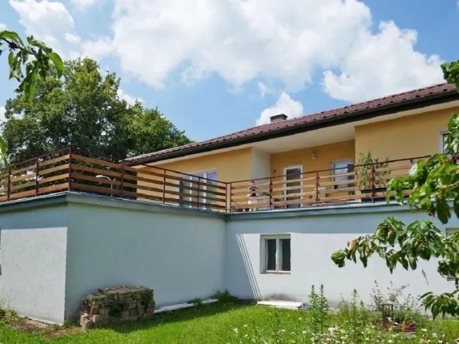 Mehrfamilienhaus mit Traumterrasse und Naturgarten in Zentrumsnähe - Bild