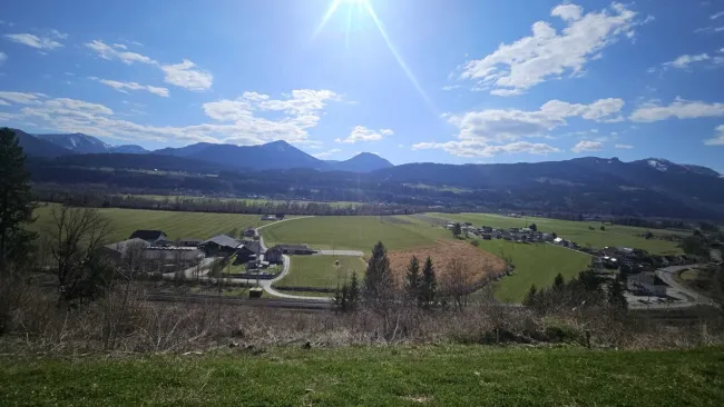 Baugrund mit traumhaftem Berg- und Fernblick! - Bild