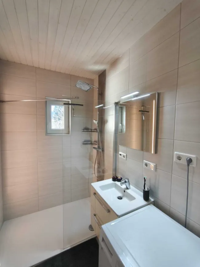 Badezimmer mit Fenster