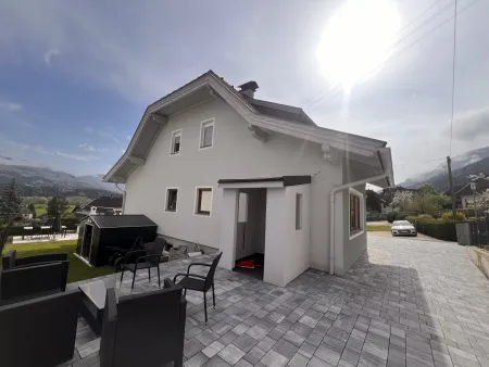 Perfektes Investment: Modernisiertes Mehrfamilienhaus mit 8 Zimmern und vier Wohnungen!