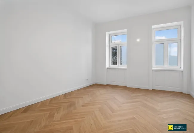 Revitalisierter Altbau mit großzügiger Freifläche - Bild