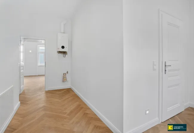 Revitalisierter Altbau mit großzügiger Freifläche - Bild