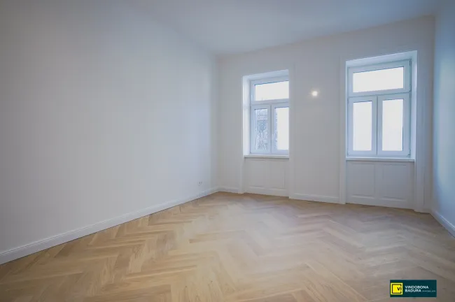 Ideal für Stadtliebhaber | Altbauwohnung mit Balkon - Bild