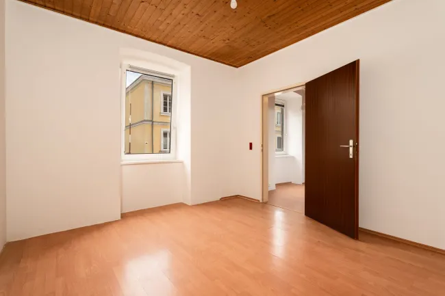 Schlafzimmer Blick zum Wohnzimmer