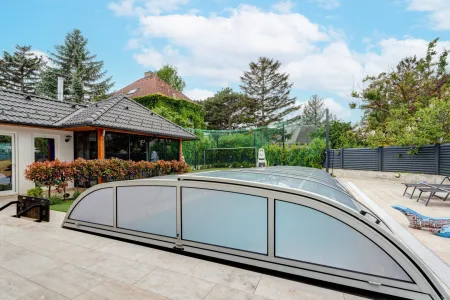 überdachtes Pool