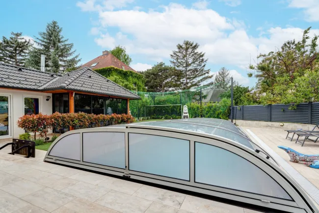 überdachtes Pool