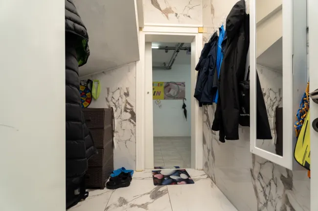 Erdgeschoß - Durchgang in die Garage