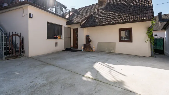 Innenhof / Aufgang Terrasse Obergeschoß