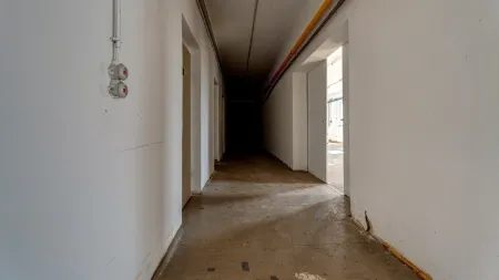 Zentraler Gang richtung Räumlichkeiten / Garderoben