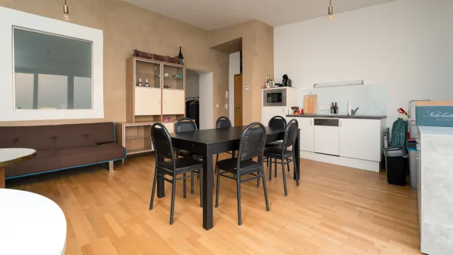 Wohnzimmer mit Ausgang in den Innenhof