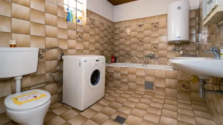 Badezimmer mit Wc & Badewanne