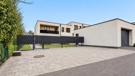 Parkplätze vor dem Haus