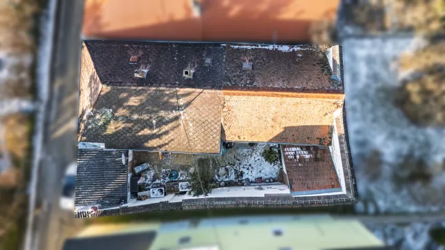 NEUER PREIS !!! Attraktive Gelegenheit für Käufer mit Blick für Potenzial – Einfamilienhaus mit Nebengebäude in Karlsdorf - Bild