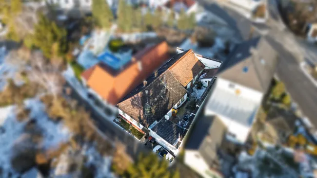 NEUER PREIS !!! Attraktive Gelegenheit für Käufer mit Blick für Potenzial – Einfamilienhaus mit Nebengebäude in Karlsdorf - Bild