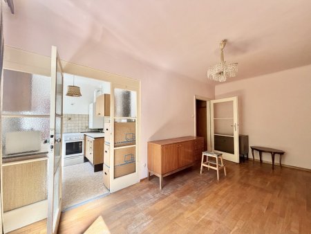 TOP-LAGE NEBEN DER TAUBSTUMMENGASSE – CHARMANTE 1-ZIMMER-WOHNUNG MIT POTENZIAL
