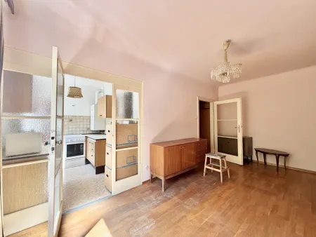 TOP-LAGE NEBEN DER TAUBSTUMMENGASSE – CHARMANTE 1-ZIMMER-WOHNUNG MIT POTENZIAL