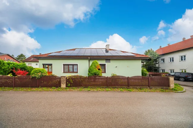 ENERGIEEFFIZIENTES MASSIVHAUS MIT PV-ANLAGE& BATTERIESPEICHER - GÜNSTIG & UNABHÄNGIG WOHNEN - Titelbild