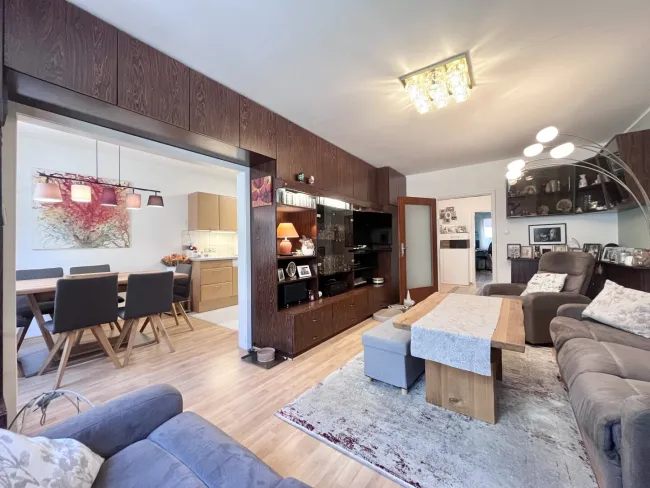 MODERNISIERTE 4-ZIMMER-WOHNUNG + STELLPLATZ IN GEPFLEGTEM NEUBAU - Titelbild