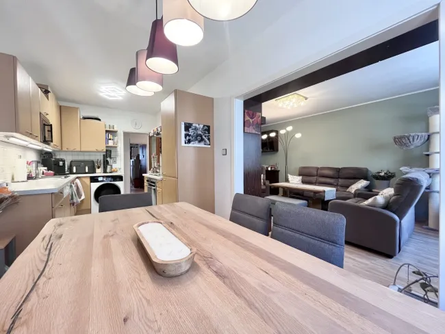 MODERNISIERTE 4-ZIMMER-WOHNUNG + STELLPLATZ IN GEPFLEGTEM NEUBAU - Bild
