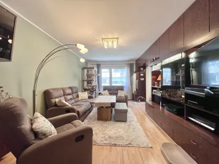 MODERNISIERTE 4-ZIMMER-WOHNUNG + STELLPLATZ IN GEPFLEGTEM NEUBAU