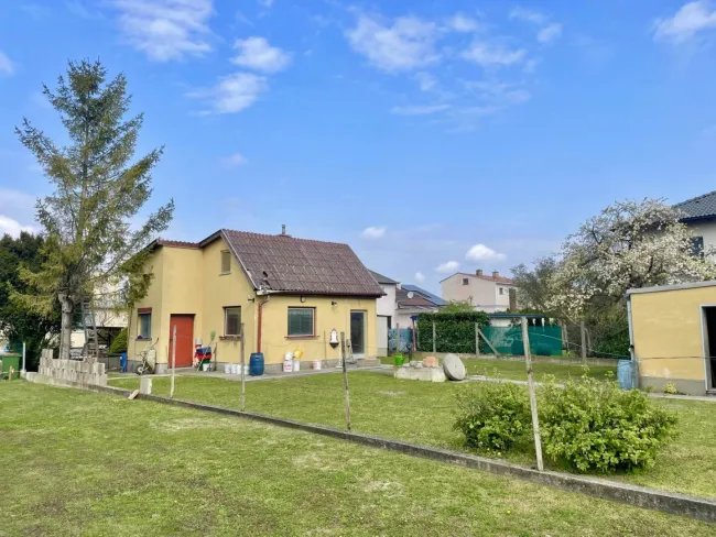 WOHNEN & ENTSPANNEN AUF EIGENGRUND – KLEINES HAUS MIT GARTEN & GARAGE + POTENZIAL - Titelbild