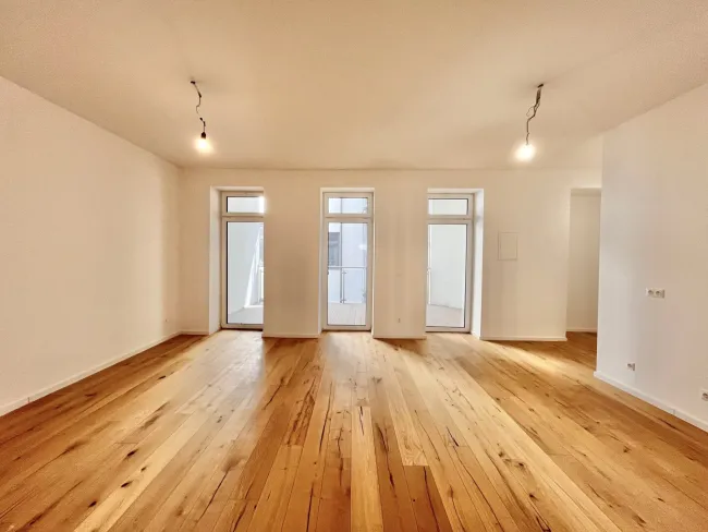 HOFSEITIGE 3 ZIMMER ALTBAUWOHNUNG MIT LOGGIA NÄHE SCHLOSS BELVEDERE - Bild