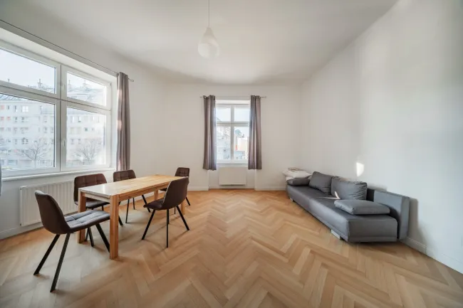 HOCHWERTIG RENOVIERTE 3 ZIMMER ALTBAUWOHNUNG AUF DER WIEDNER HAUPTSTRASSE - Bild