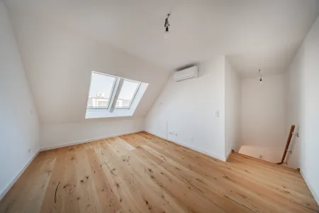 LICHTDURFLUTETE 2 ZIMMER DG WOHNUNG AUF 2 EBENEN MIT BALKON UND LOGGIA NÄHE SCHLOSS BELVEDERE
