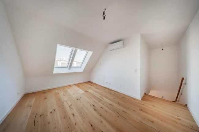 LICHTDURFLUTETE 2 ZIMMER DG WOHNUNG AUF 2 EBENEN MIT BALKON UND LOGGIA NÄHE SCHLOSS BELVEDERE - Bild