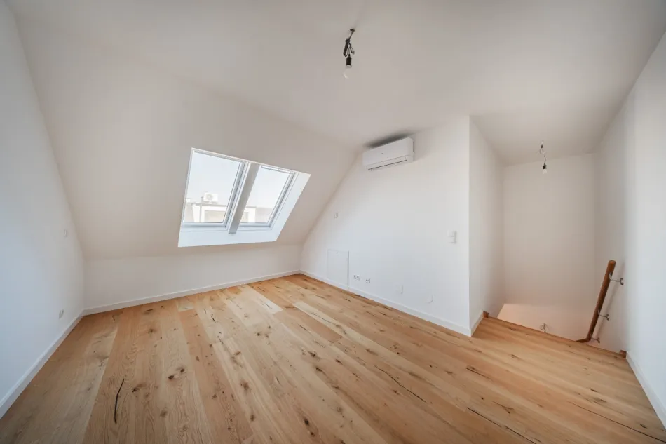 LICHTDURFLUTETE 2 ZIMMER DG WOHNUNG AUF 2 EBENEN MIT BALKON UND LOGGIA NÄHE SCHLOSS BELVEDERE - Bild