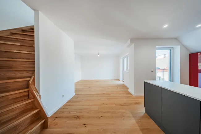 LICHTDURFLUTETE 2 ZIMMER DG WOHNUNG AUF 2 EBENEN MIT BALKON UND LOGGIA NÄHE SCHLOSS BELVEDERE - Titelbild