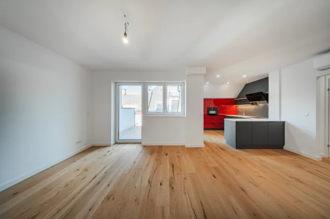 LICHTDURFLUTETE 2 ZIMMER DG WOHNUNG AUF 2 EBENEN MIT BALKON UND LOGGIA NÄHE SCHLOSS BELVEDERE - Bild