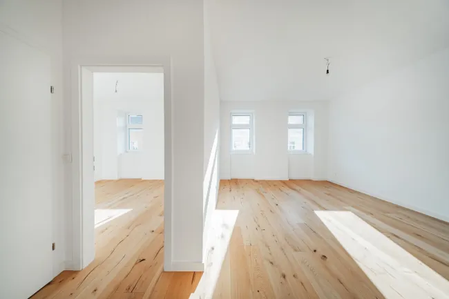 LICHTDURCHFLUTETE 2 ZIMMER ALTBAUWOHNUNG NÄHE SCHLOSS BELVEDERE - Bild