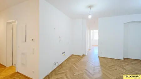 3-Zimmer-Wohnung in direkter U-Bahn-Nähe - 6 m² Freifläche - über 3 Meter Raumhöhe