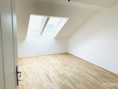 lichtdurchflutetes Dachgeschoss mit Charme und Freifläche | ZELLMANN IMMOBILIEN