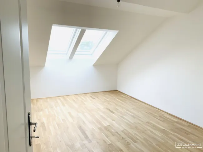 lichtdurchflutetes Dachgeschoss mit Charme und Freifläche | ZELLMANN IMMOBILIEN - Bild