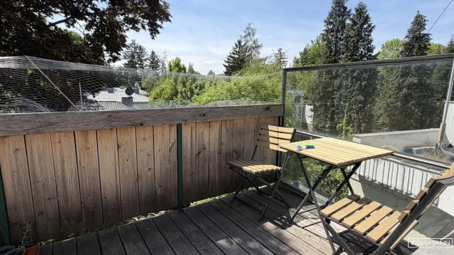 Mauer "Licht. Ruhe. Effizienz. Stilvolle Maisonette mit Südterrasse" | ZELLMANN IMMOBILIEN - Titelbild