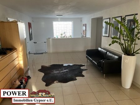 Modernisiertes Zweifamilienhaus mit Garage und großzügiger Halle!