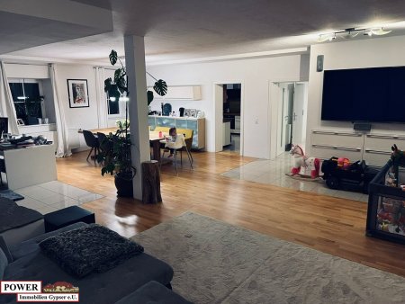 Modernisiertes Zweifamilienhaus mit Garage und großzügiger Halle!