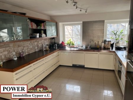 Modernisiertes Zweifamilienhaus mit Garage und großzügiger Halle!