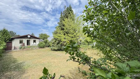 Ihr Grundstückstraum in 1220 Wien – Mit charmantem Fertigteilhaus und viel Potenzial | ZΞLLMANN IMMOBILIEN