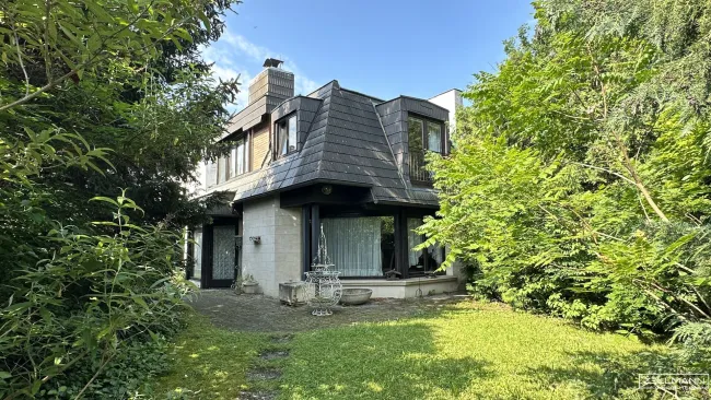 Seltene Villenliegenschaft mit parkähnlichem Grundstück und Erweiterungspotenzial in Bestlage von Wien-Mauer | ZELLMANN IMMOBILIEN - Titelbild