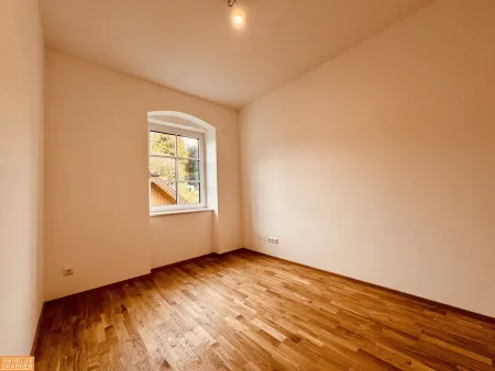 Lichtdurchflutete Wohnung mit Seeblick und großer Terrasse in Bestlage von Gmunden