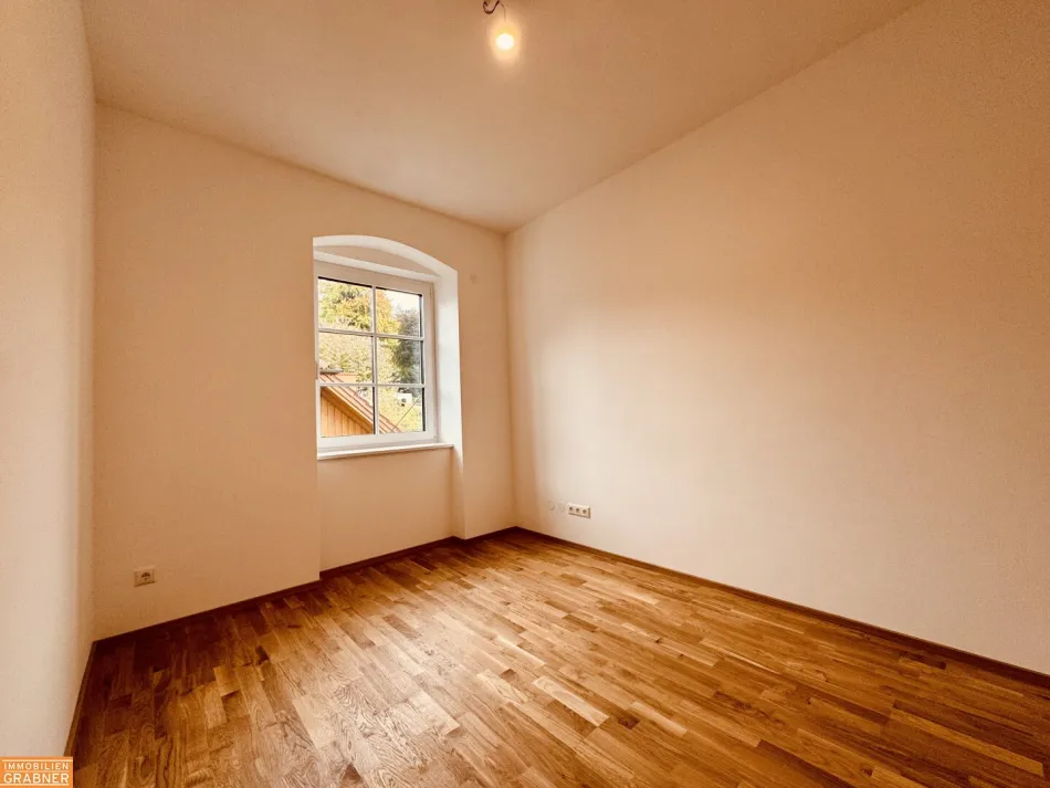 Lichtdurchflutete Wohnung mit Seeblick und großer Terrasse in Bestlage von Gmunden - Bild