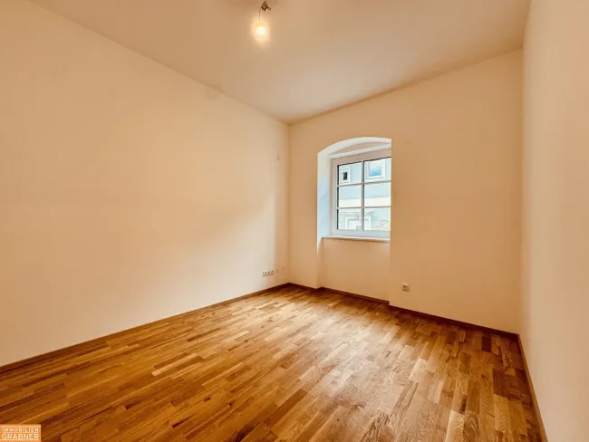 Sonnige Wohnung mit teilweisem Seeblick und großem Balkon in Toplage von Gmunden - Bild