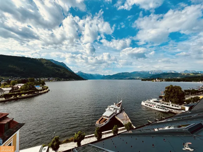 Exklusive Dachgeschosswohnung im 4-Sterne Hotel am Rathausplatz in Gmunden - Titelbild